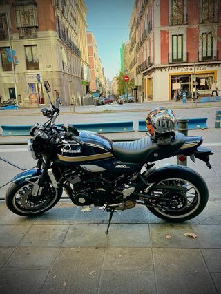 Kawasaki Z900 RS Azul y Dorado