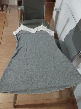 Camisón corto de punto con encaje