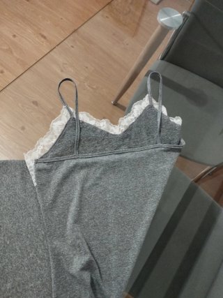Camisón corto de punto con encaje