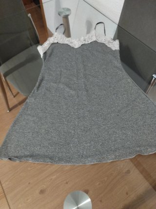 Camisón corto de punto con encaje