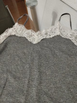 Camisón corto de punto con encaje