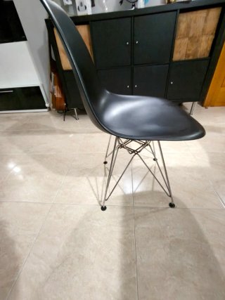 Mesa y 4 Sillas Negras