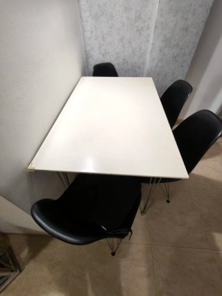 Mesa y 4 Sillas Negras