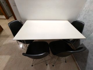 Mesa y 4 Sillas Negras