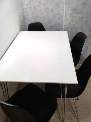 Mesa y 4 Sillas Negras