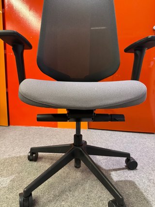 Silla de oficina ajustable en altura