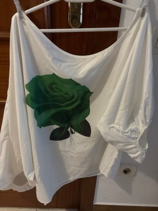Blusa blanca con rosa verde talla única