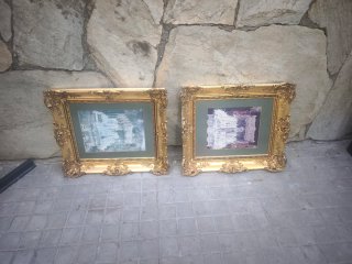 Cuadro dorado con marco ornamentado