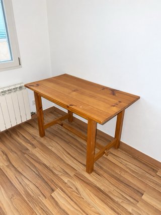 Cama con colchón, escritorio y mesilla