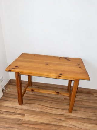 Cama con colchón, escritorio y mesilla
