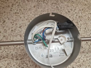 Lámpara de techo plateada con focos