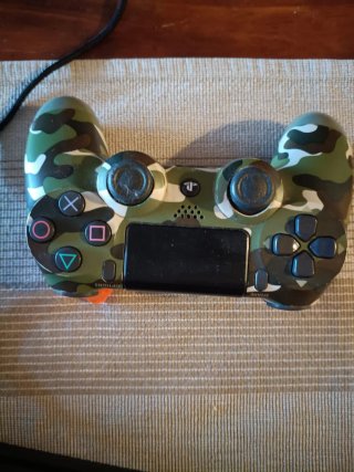 Consola PS4 Slim Negra + Mando Camuflaje + juego