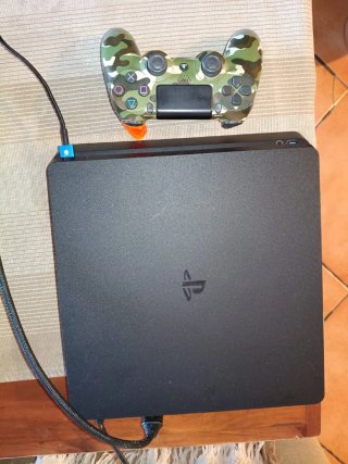 Consola PS4 Slim Negra + Mando Camuflaje + juego