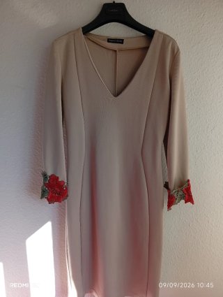 Vestido Beige con Flores Rojas Talla M