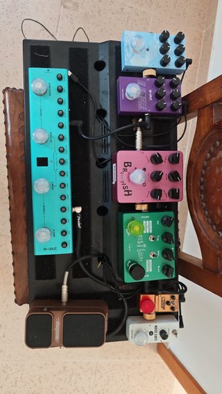 Pedalboard com pedais M-URVE, COMP, NOISE GATE