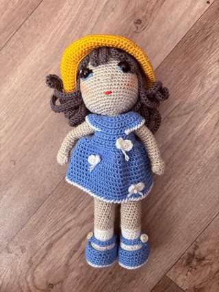 Muñeca de crochet hecha a mano