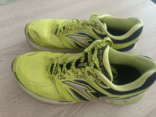 Zapatillas Mizuno running amarillas y negras