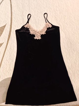 Camisón y batín de terciopelo negro