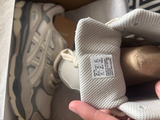 Zapatillas Asics beige y gris