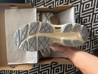 Zapatillas Asics beige y gris