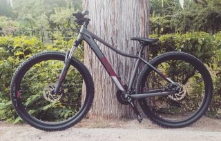 Bicicleta CUBE de montaña