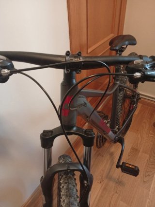 Bicicleta CUBE de montaña