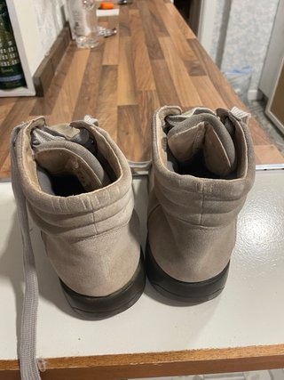 Botas de ante beige con cordones. Coronel Tapioca.