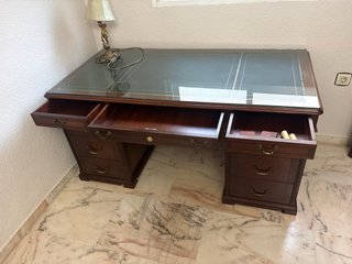 Escritorio de madera con tapa de cristal y cuero
