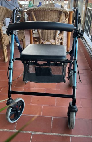 Andador 4 ruedas con asiento y cesta