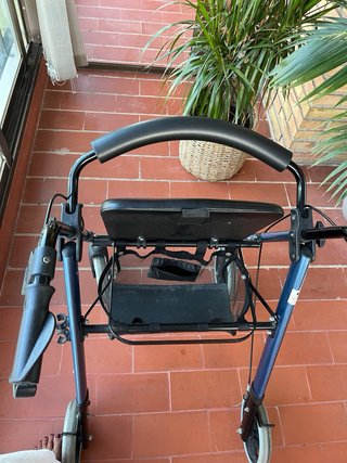Andador 4 ruedas con asiento y cesta