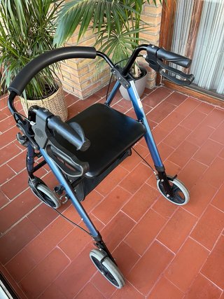 Andador 4 ruedas con asiento y cesta