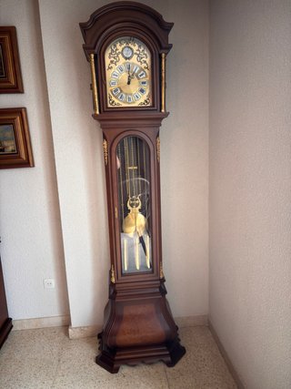 Reloj de pie madera clásico