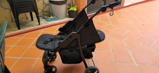Silla de paseo bebé rosa y negra.  ASALVO