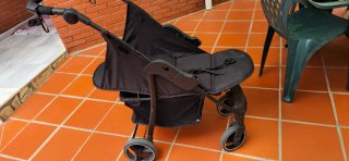 Silla de paseo bebé rosa y negra.  ASALVO