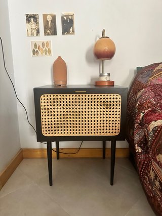 Mesita de noche negra con detalles en ratán