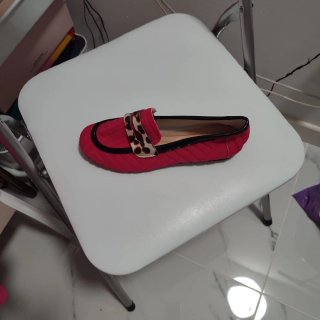 Zapatos planos rojos con estampado animal