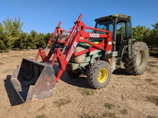 Tractor John Deere con pala RODA