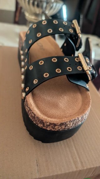 Sandalias plataforma tachuelas doradas