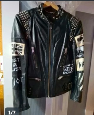 Chaqueta de cuero negra con tachuelas
