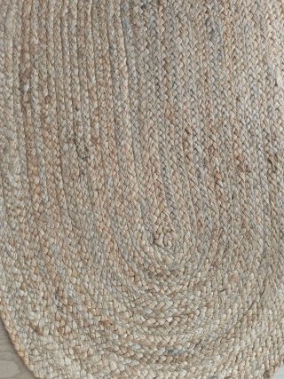 Alfombra decorativa de yute con un diseño ovalado