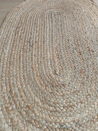 Alfombra decorativa de yute con un diseño ovalado