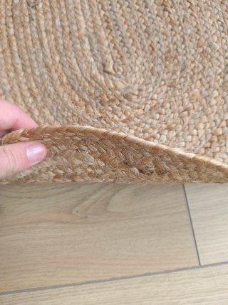 Alfombra decorativa de yute con un diseño ovalado