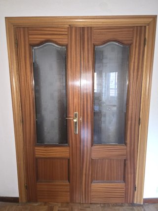 Puertas madera maciza y cristal
