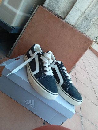 Zapatillas Adidas Negras y Blancas