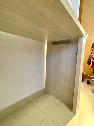 Escritorio beige con cajones y estante