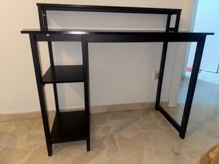 Escritorio negro con estantería superior