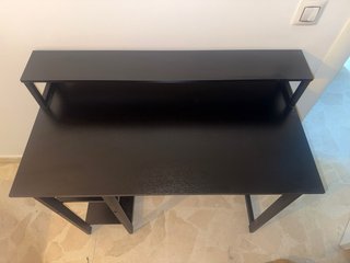 Escritorio negro con estantería superior