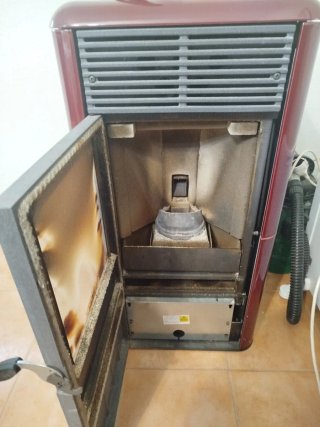 Estufa de pellet roja