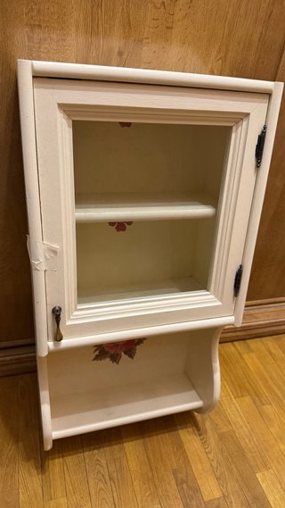 Mueble baño y vitrina madera beige