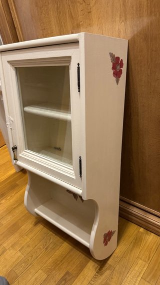 Mueble baño y vitrina madera beige